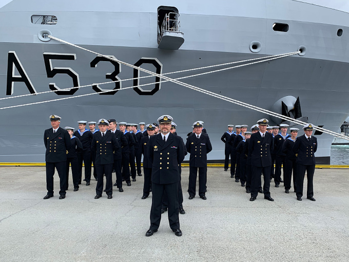 The crew of HNoMS Maud was standing at attention on the dock, ready for inspection when the guests arrived. Photo: Sven Gj. Gjeruldsen, The Royal Court
